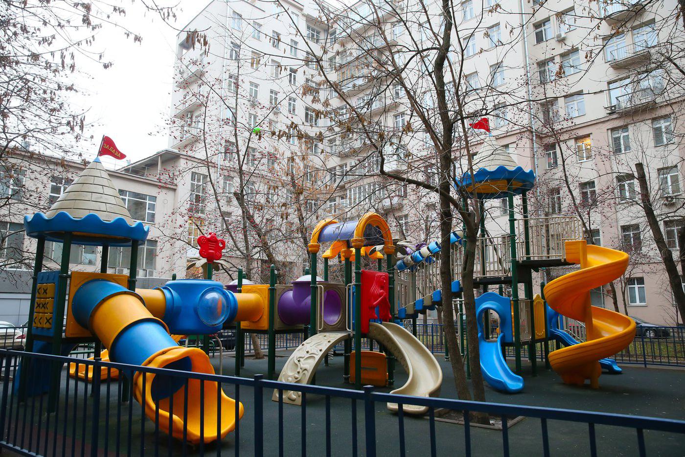 Детская площадка во дворе.