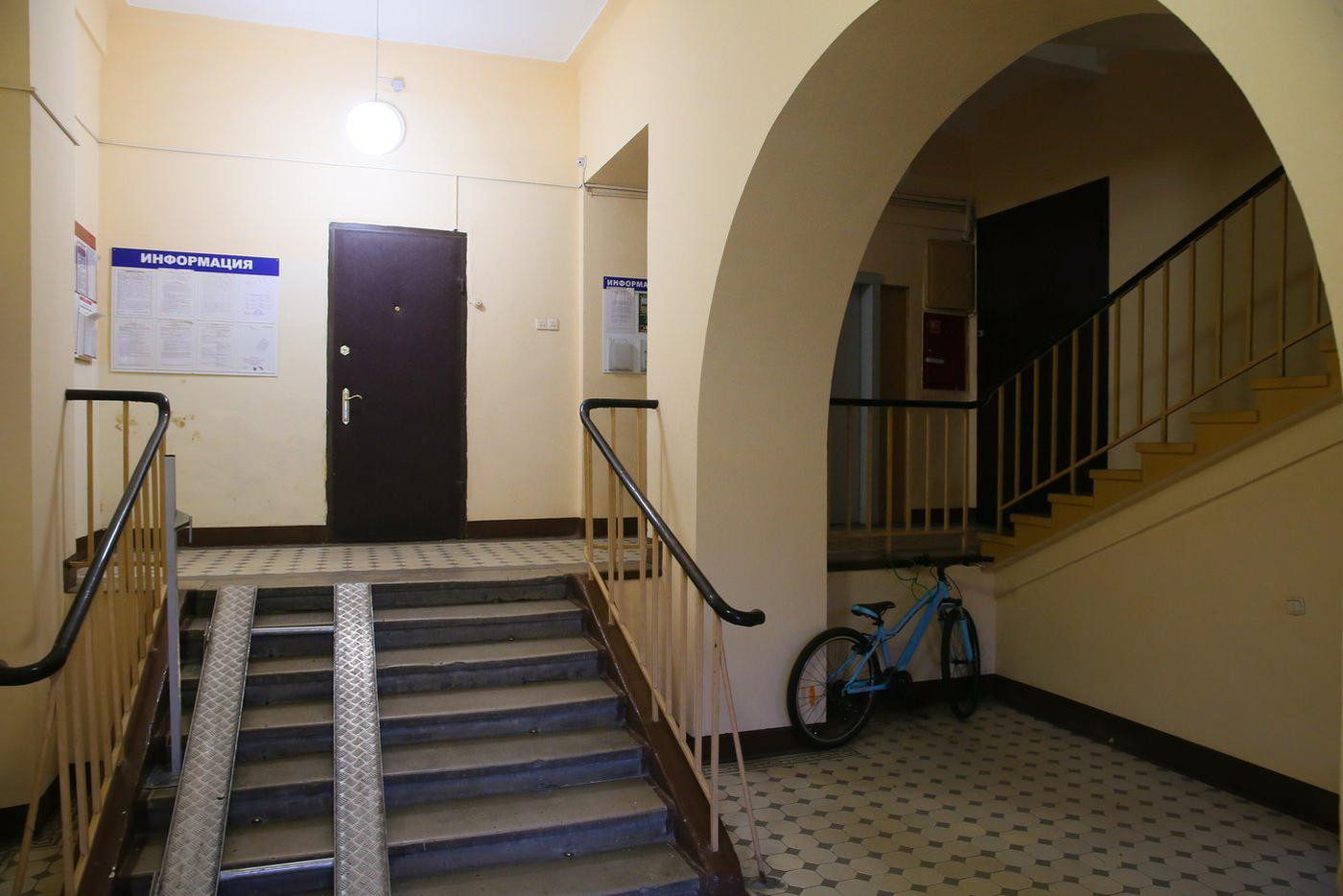 В холле подъездов очень просторно.