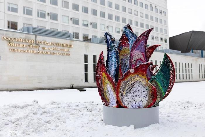 Художница из Воронежа подарила Москве "Огонь искусств" из костюма бабушки, штанов отца и семейной скатерти из 90-х