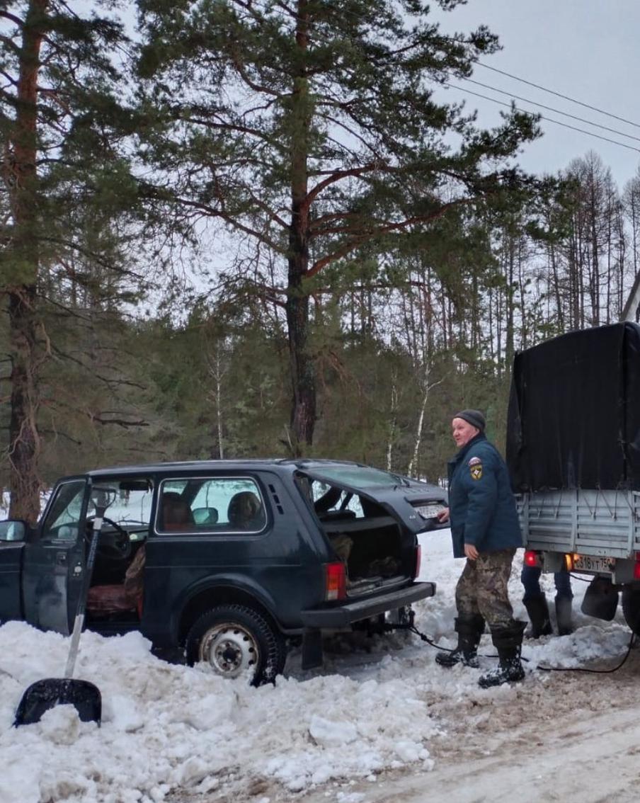 Лесоохрана помогла водителю выбраться из снежного плена