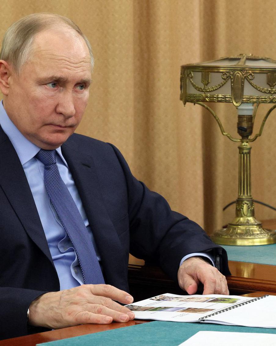 Путин заявил, что Россию "душат и давят" со всех сторон