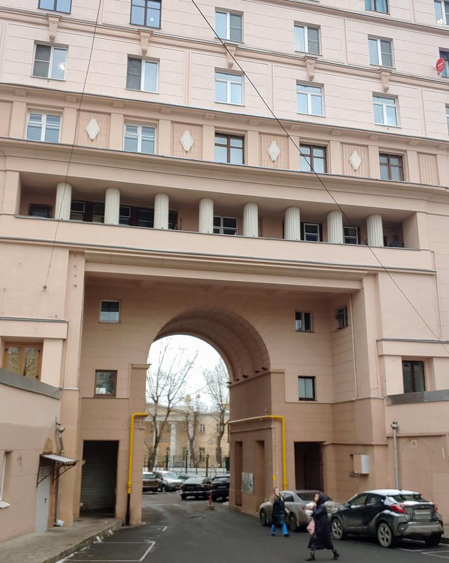 Дом с фигурами прославили фильмы и Сюткин: чем известна 8-этажная "сталинка" у Хитровской площади