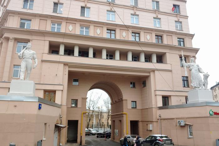 Дом с фигурами прославили фильмы и Сюткин: чем известна 8-этажная "сталинка" у Хитровской площади