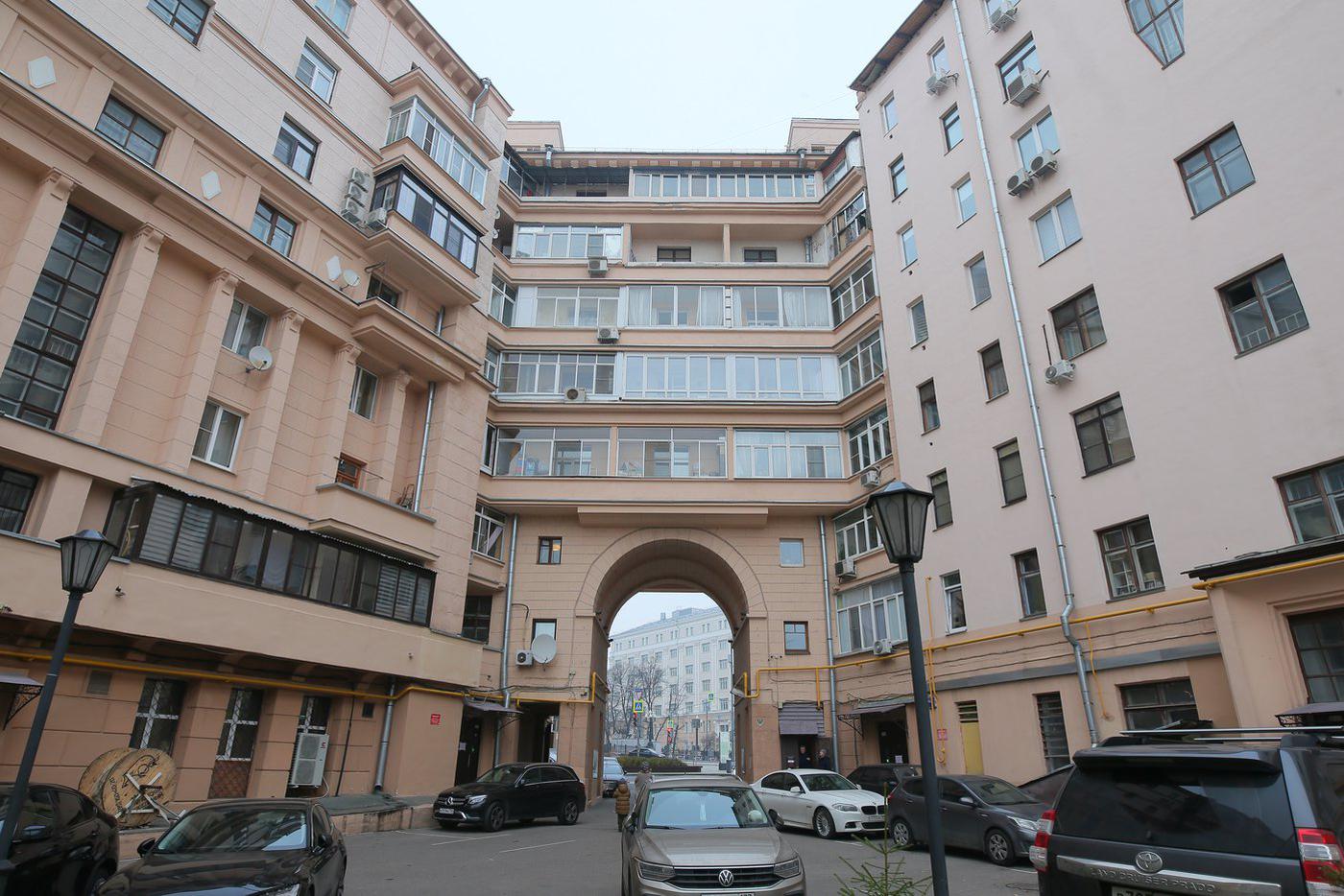 Во дворе дома очень просторно.