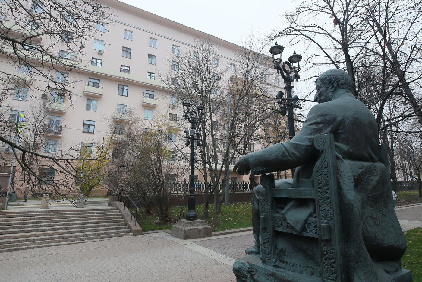 На бульваре аккурат напротив дома в 2013 году открыли памятник поэту Расулу Гамзатову. 