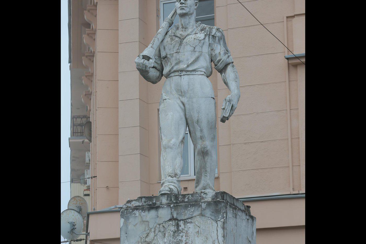 Так выглядела фигура рабочего до реставрации.