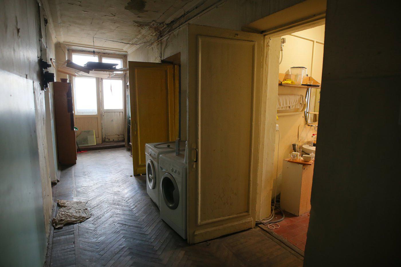 В коридоре коммунальной квартиры.