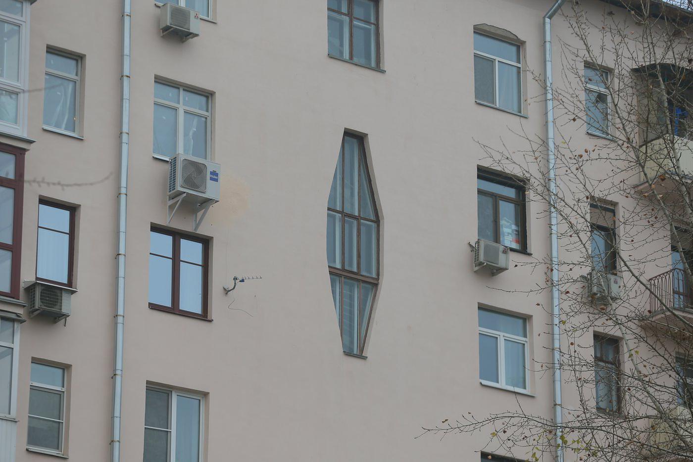 Среди изюминок дома – оригинальные 8-угольные окна.