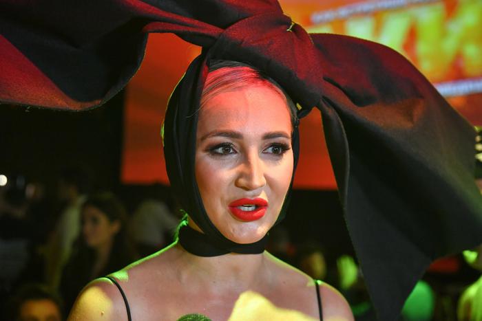 Ольга Бузова переносит тяжёлую болезнь на ногах. И каждый день ездит на перевязки