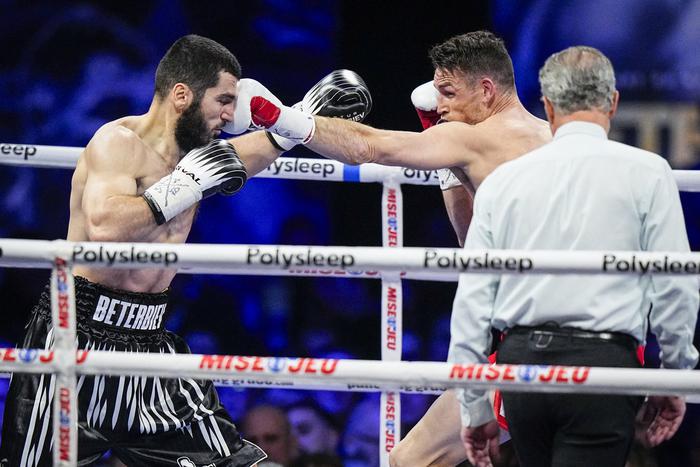 Российский боксёр Бетербиев победил британца Смита и защитил три титула