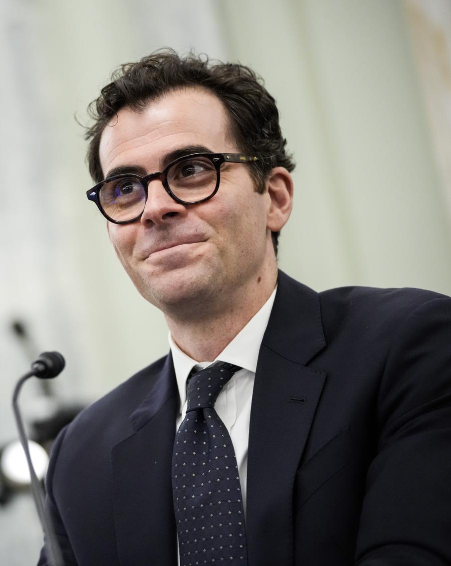 Миллионерам на рабочем столе нужны очки виртуальной реальности и дневной свет