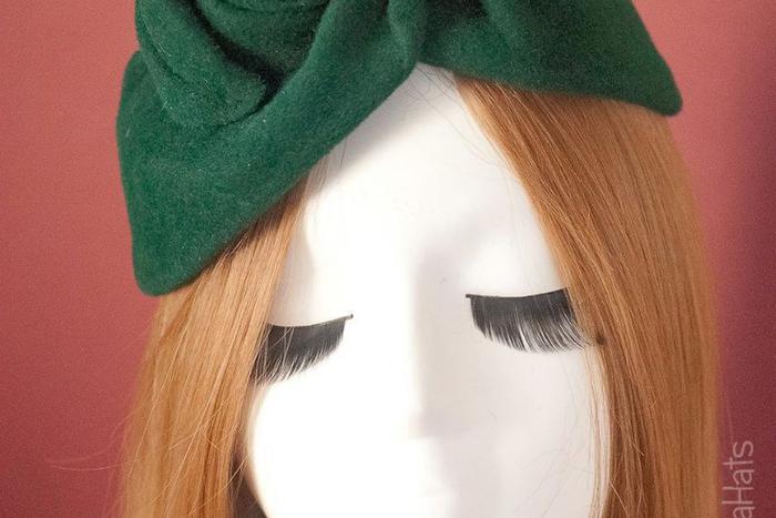 Её яркие шляпы однажды чуть не украли на вокзале – москвичка создаёт необыкновенную красоту