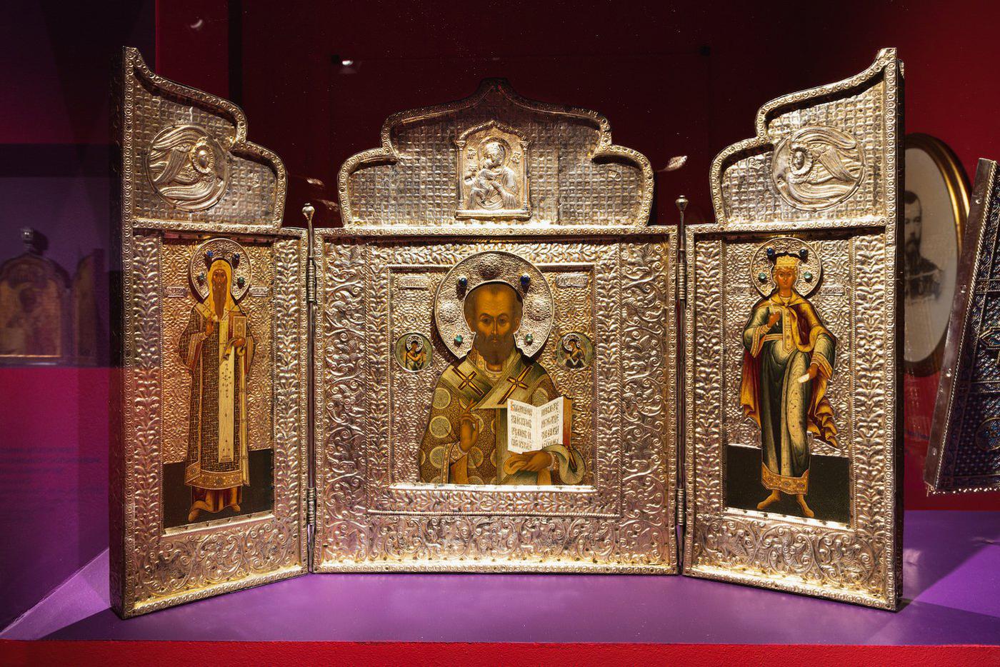 "Святитель Николай Чудотворец. Святитель Алексий, митрополит Московский. Мученица царица Александра". 1913 год. Мастерская наследников Я. Ф. Мишукова.