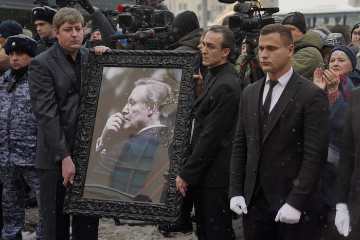 Церемония прощания с Соломиным завершилась аплодисментами