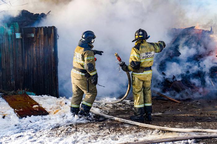 Шатурским огнеборцам удалось спасти из огня маленькую девочку