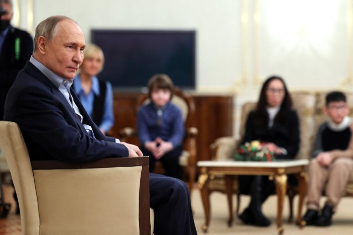 Путин назвал общей задачей поддержку семей погибших героев СВО