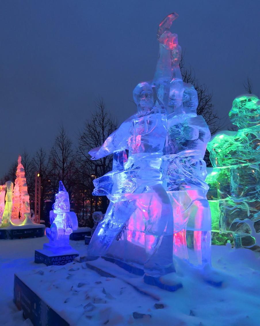 "Рабочий и колхозница" — идеал и символ советской эпохи.                 