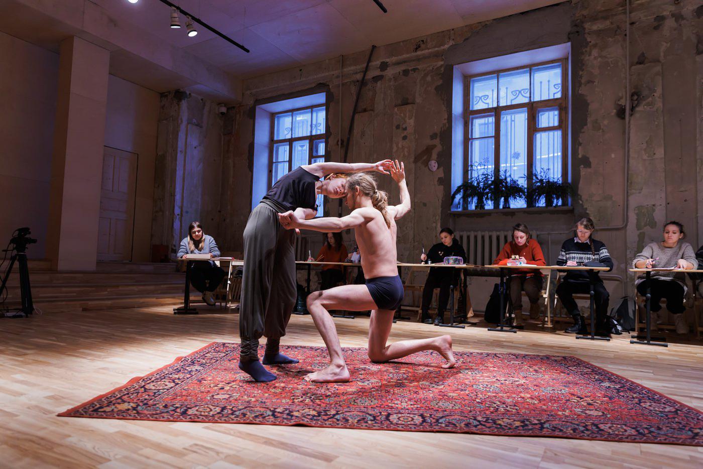 Танцовщики не раз "выкручивались" из объятий друг друга