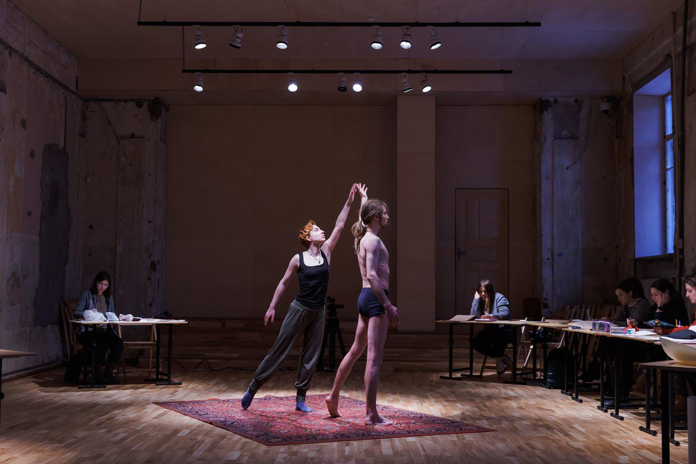 Яков уже год танцует танец Буто, а Лилия – впервые