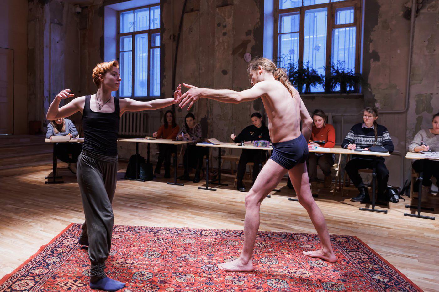 Модели пытаются преодолеть невидимую стену