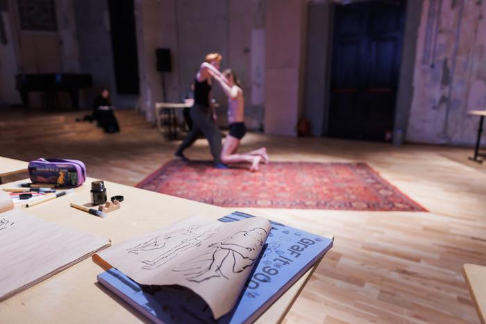 В галерее на Солянке танцуют необычный танец буто: художники и танцоры изучают чувства друг друга через рисунок