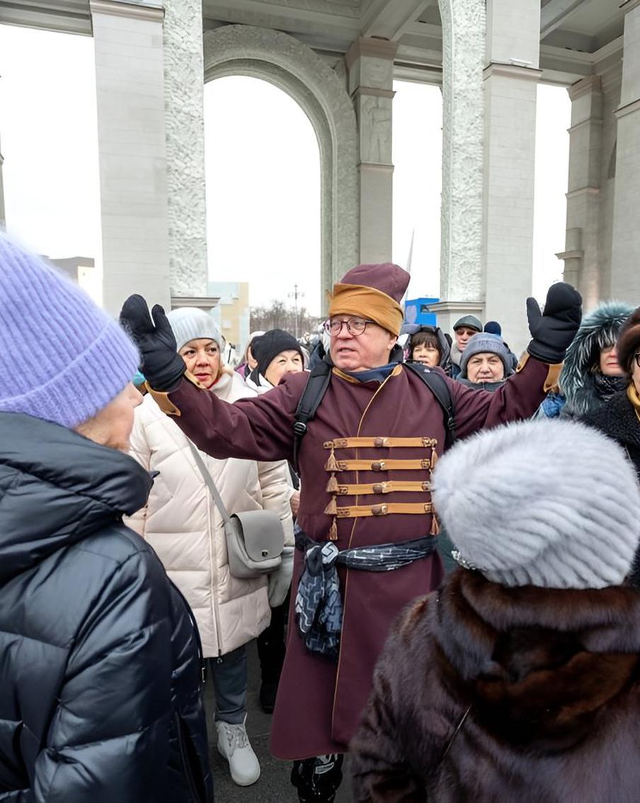 Подьячий с ВДНХ ходит в кафтане по метро