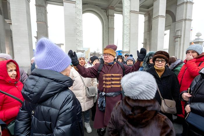Подьячий с ВДНХ ходит в кафтане по метро