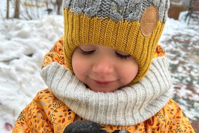 Замёрзший столичный голубь нашёл укрытие от мороза в детских руках