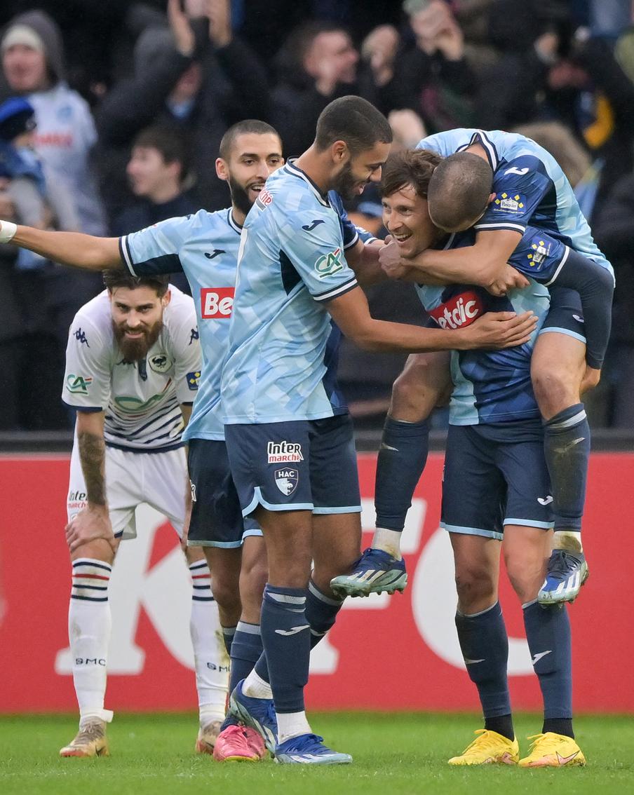 Российский футболист Далер Кузяев зажигает во Франции