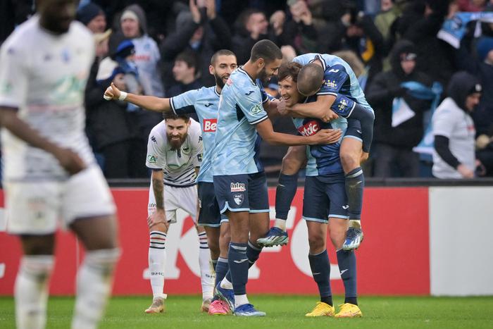 Российский футболист Далер Кузяев зажигает во Франции