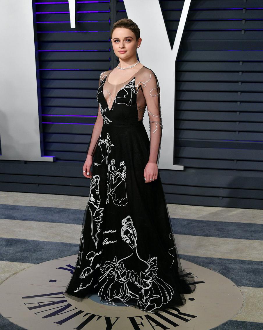 Джоуи Кинг в вечернем платье с вышивкой из коллекции "Пушкин" на вечеринке Vanity Fair.