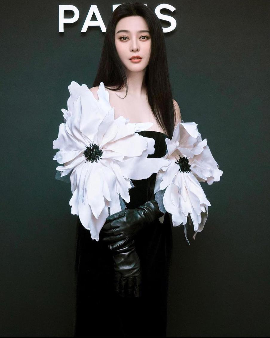 Китайская актриса и певица Фань Бинбин в платье с крупными контрастными цветами на руках.