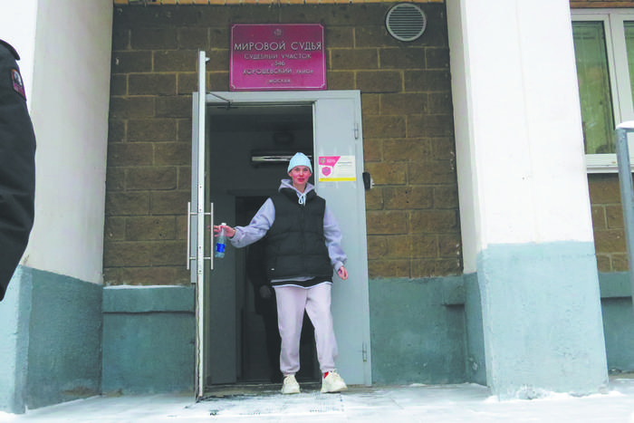 Бывшая участница шоу "Пацанки" Анна Тихая угрожала журналистам и адвокату потерпевшей