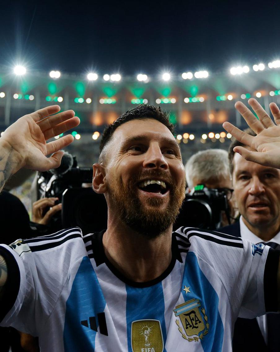 Лионель Месси снова лучший игрок мира: аргентинец получил награду ФИФА по итогам года