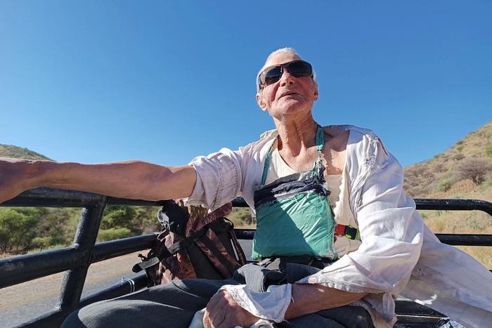 90-летний путешественник предпочитает автостоп: москвич намерен объехать на машине весь мир