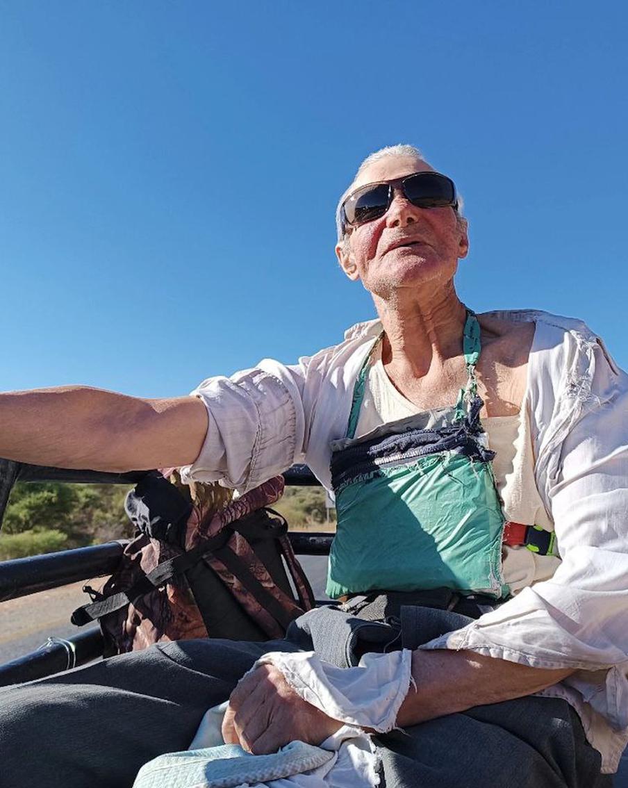 90-летний путешественник предпочитает автостоп: москвич намерен объехать на машине весь мир