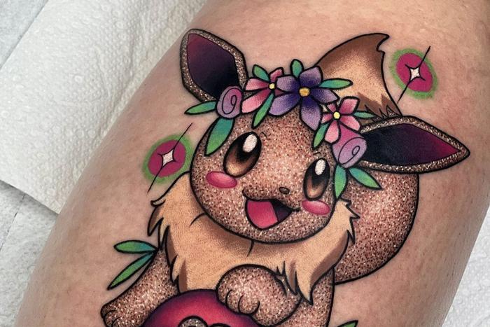 Вау, да она светится! Американка бьёт блестящие татуировки, которые на самом деле не блестят