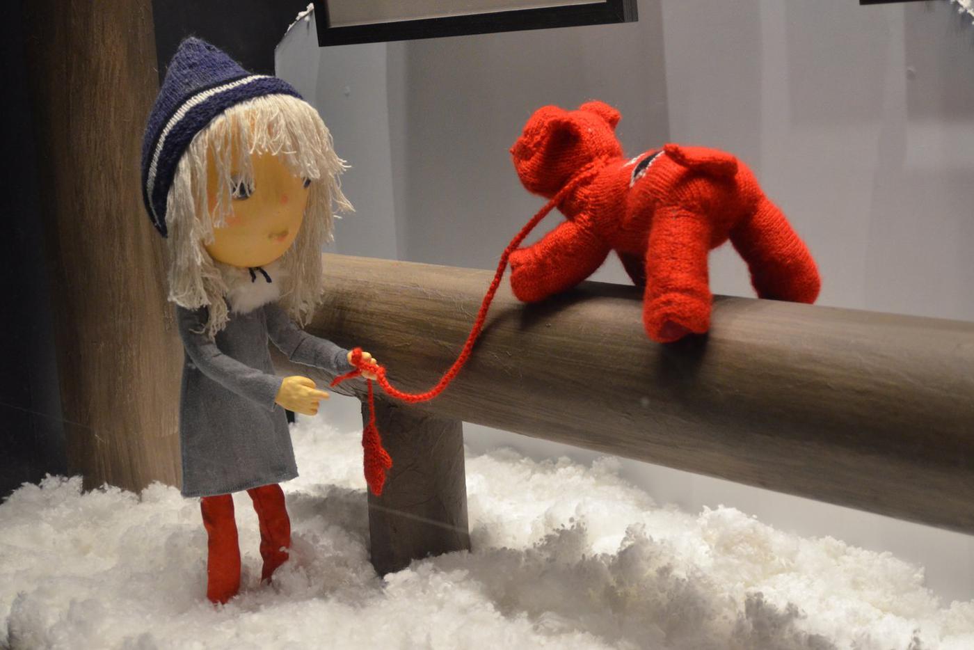 В «Варежке» каждая собака была узнаваема. Все персонажи имели свои прототипы. К примеру, маму Леонид Аронович придумал, сделав шарж на коллегу-художницу, а собаку породы боксёр «списал» с режиссёра Романа Кочанова.