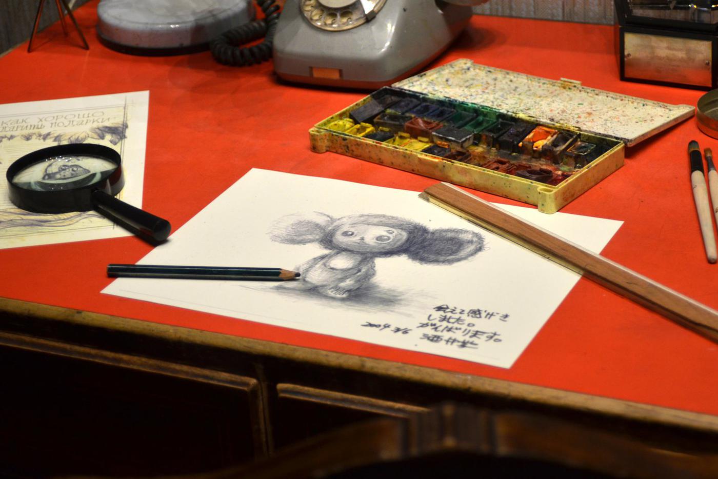 Создать Чебурашку было труднее всего. Образ Чебурашки рождался долго и далеко ушёл от литературного описания. Поначалу герой имел маленькие ножки и заячий хвостик. Но когда кукла попала в руки мультипликаторов, оказалось, что удобнее двигать Чебурашку без ножек, поэтому оставили только ступни. А затем отпал хвостик.