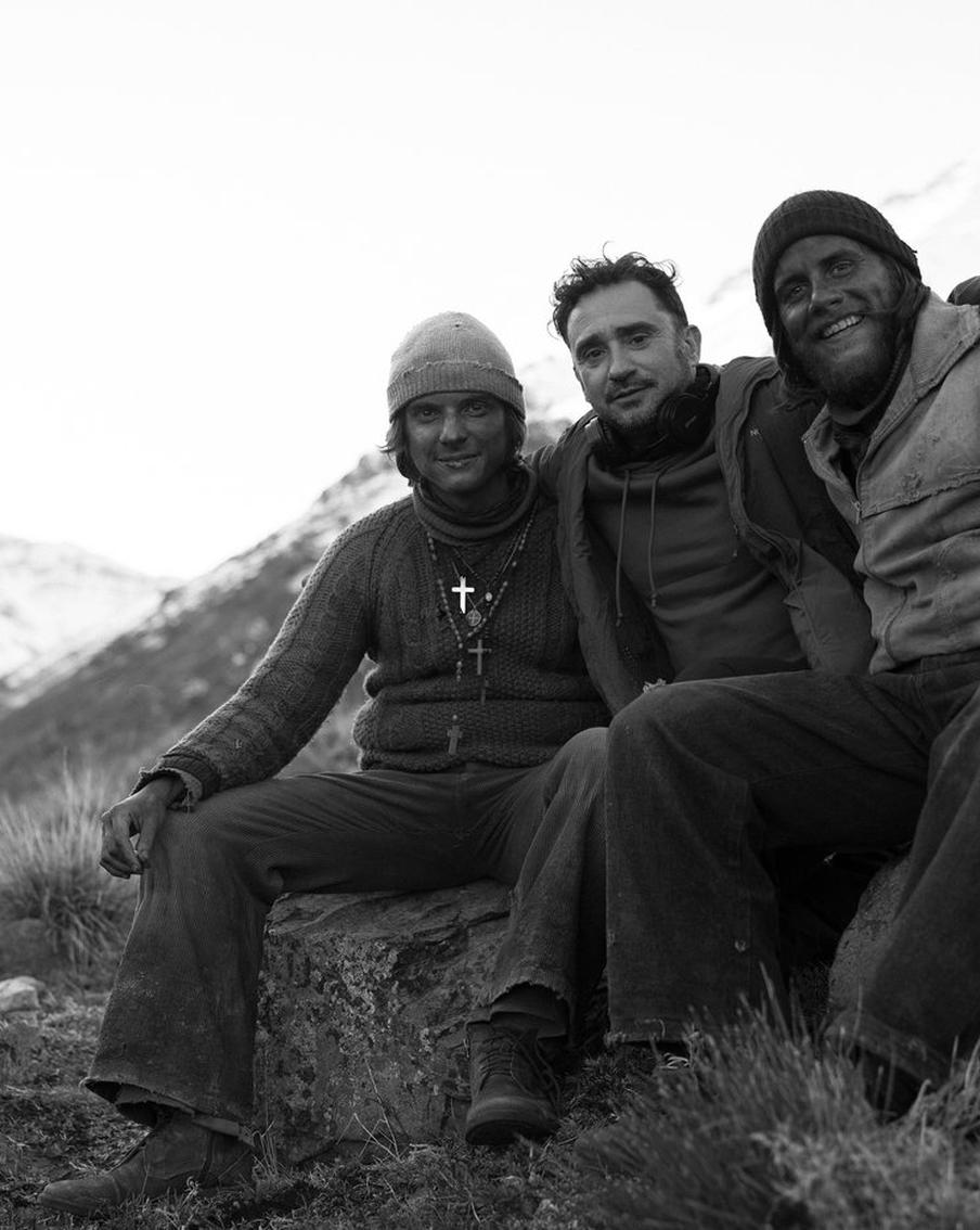 Почему в фильме "Общество снега" режиссёр старался избегать сцен людоедства