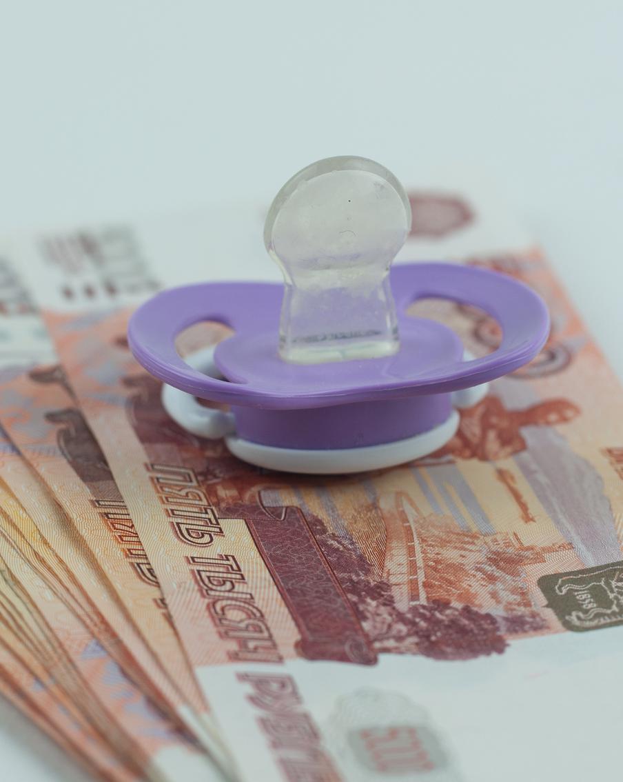 В РФ увеличили материнский капитал. Чем это опасно для молодых семей