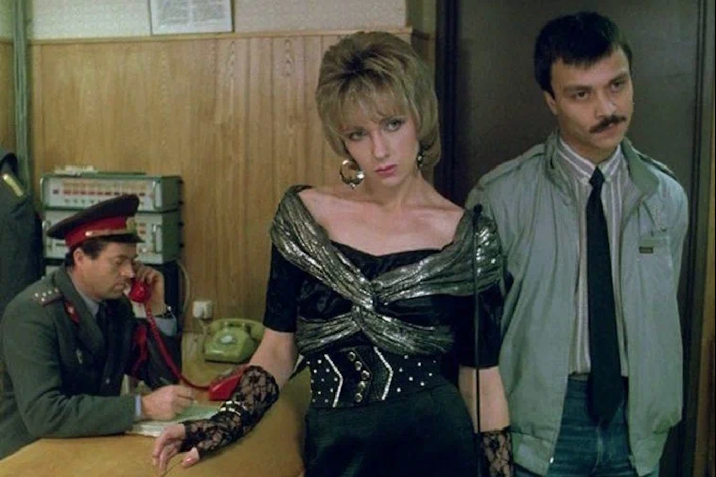 Таня Зайцева (Елена Яковлева) вт отделении милиции в фильме "Интердевочка" заявляет, что выходит замуж