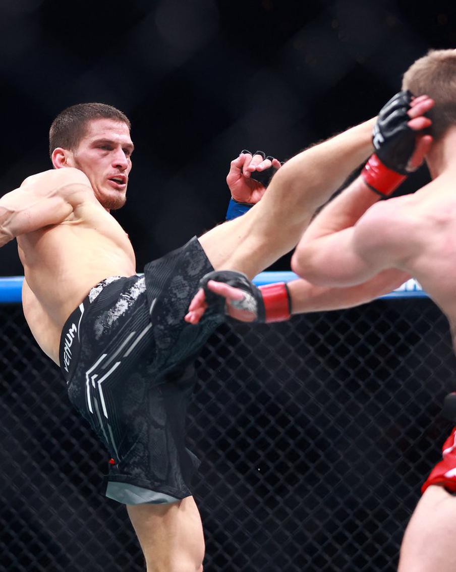 Российский боец Евлоев одержал восьмую подряд победу в турнире UFC