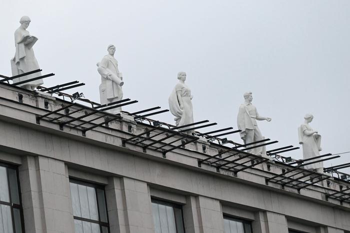 На крыше РГБ отреставрировали 22 исторических скульптуры