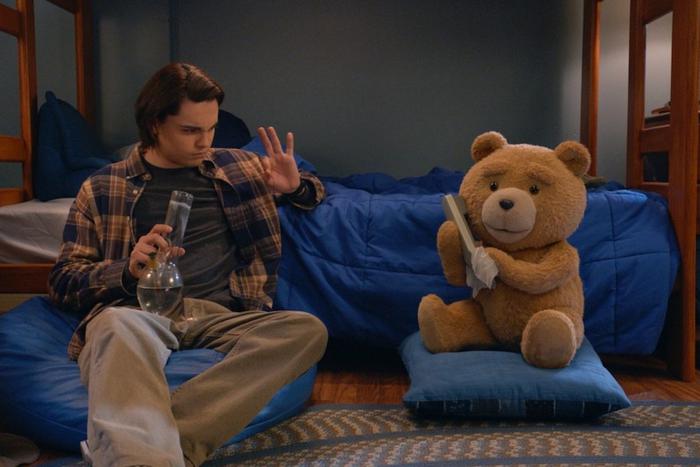 В сериале "Третий лишний" плюшевый медведь научит плохому