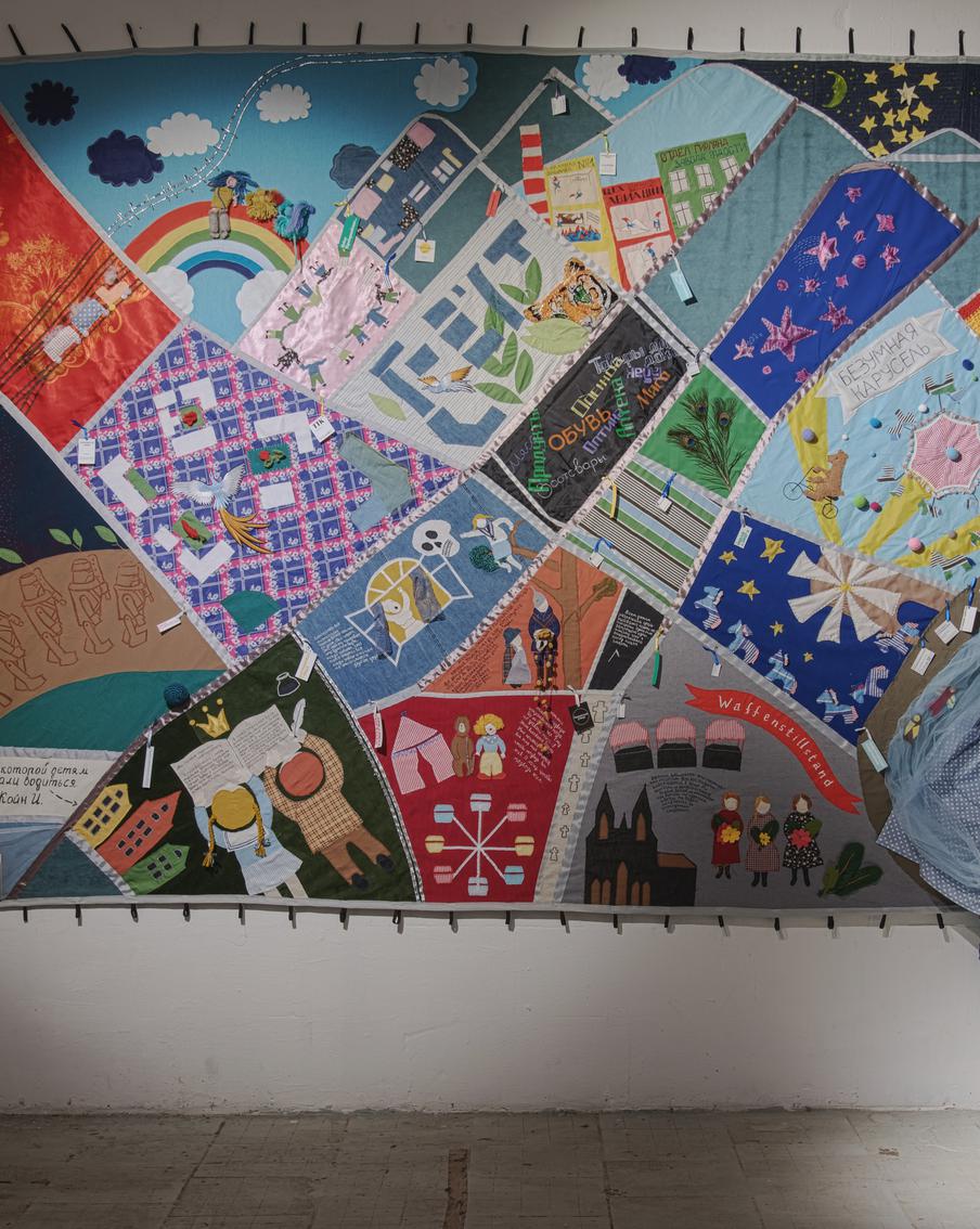 Художницы сшили карту Бауманского района. На ней дуболомы Урфина Джюса и Немецкая слобода