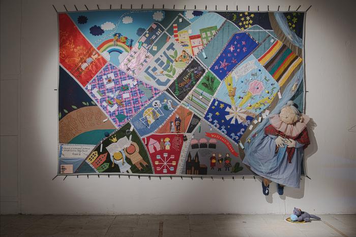 Художницы сшили карту Бауманского района. На ней дуболомы Урфина Джюса и Немецкая слобода