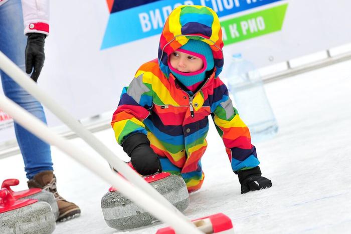 Танцуем на льду и следим за шайбой. Куда пойти в зимний день московского спорта?