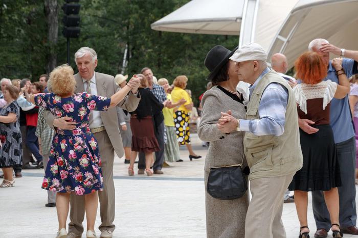 В Госдуму внесли законопроект о выплатах супругам за длительный брак