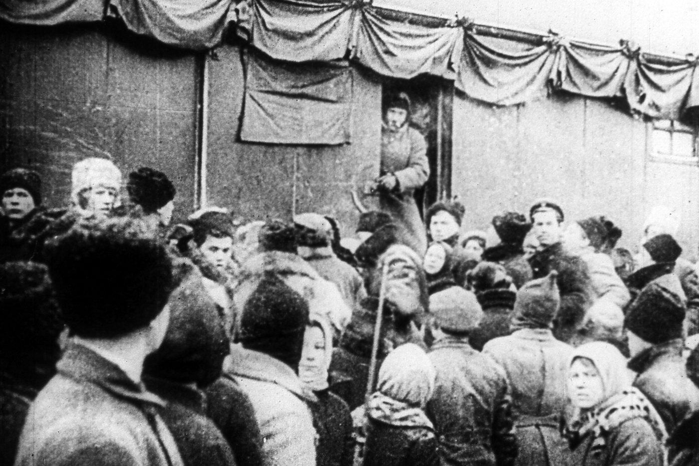 У входа в вагон траурного поезда.